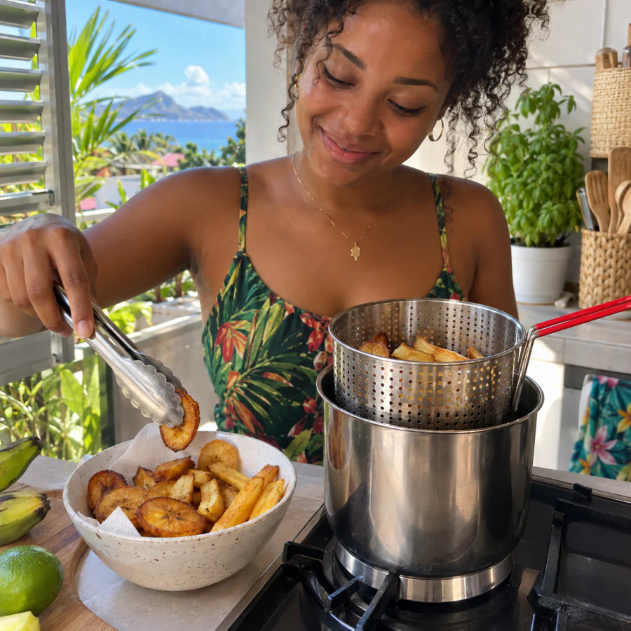 Cliente en Guadeloupe servant des bananes frites avec les pinces Mini Friture