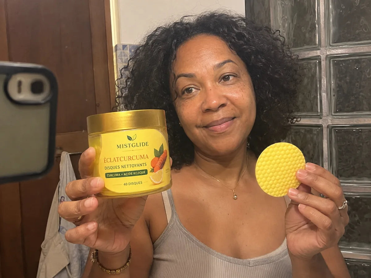 Sophie montre son pot ÉclatCurcuma et un disque jaune