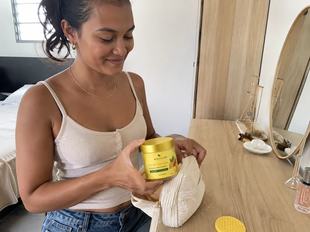 Naomi range le pot ÉclatCurcuma dans sa trousse