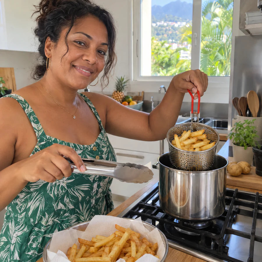 Cliente à La Réunion utilisant le kit Mini Friture pour égoutter une petite portion de frites