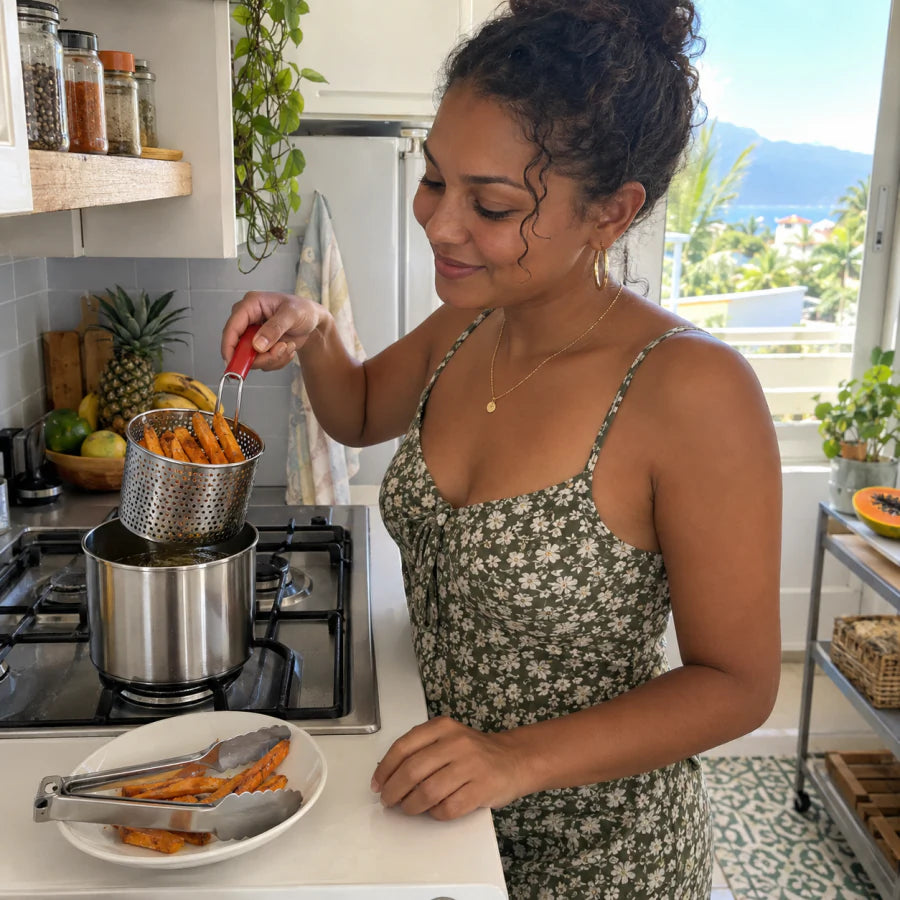Cliente à La Réunion utilisant la Mini Friture dans une cuisine compacte