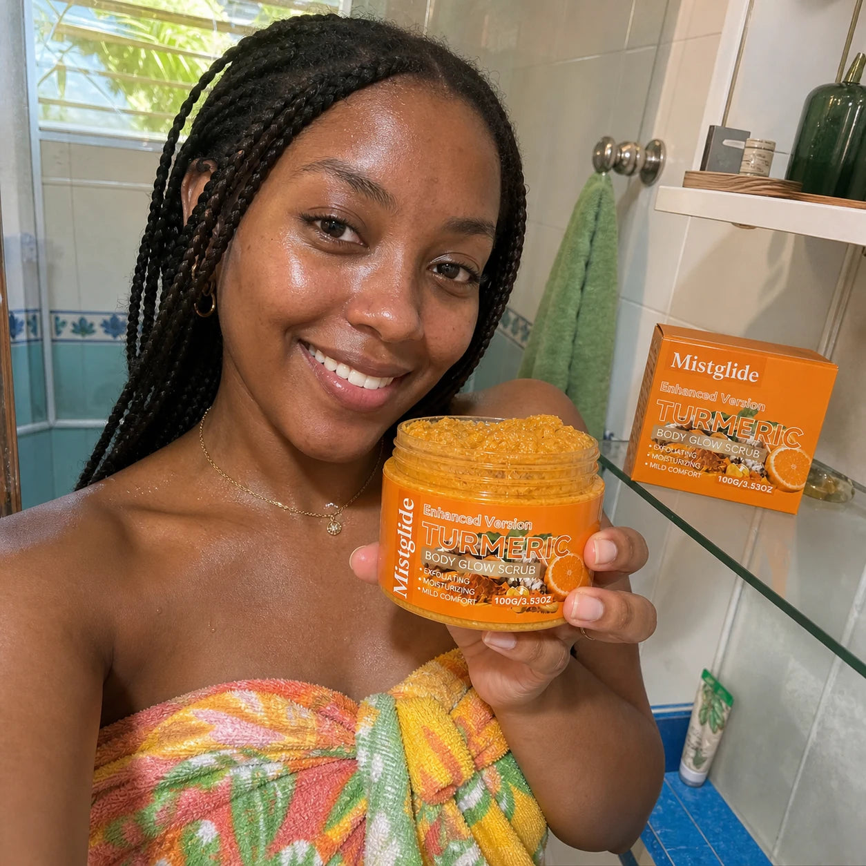 Cliente en Guadeloupe tenant le gommage corps Turmeric Mistglide