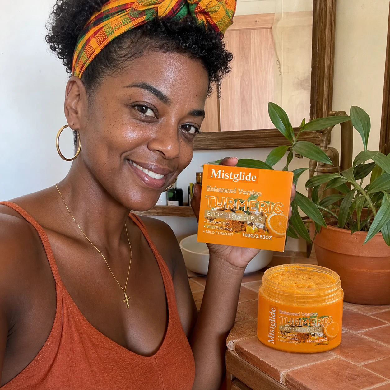 Cliente en Martinique tenant le gommage corps Turmeric Mistglide
