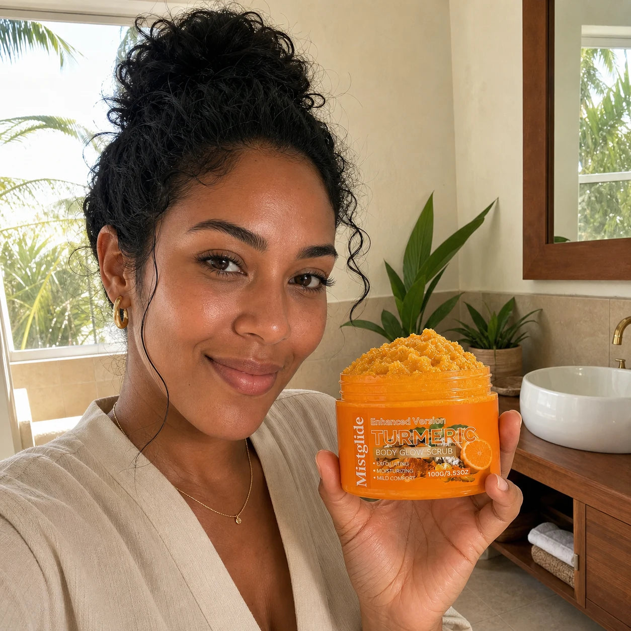 Cliente en Guyane tenant le gommage corps Turmeric Mistglide