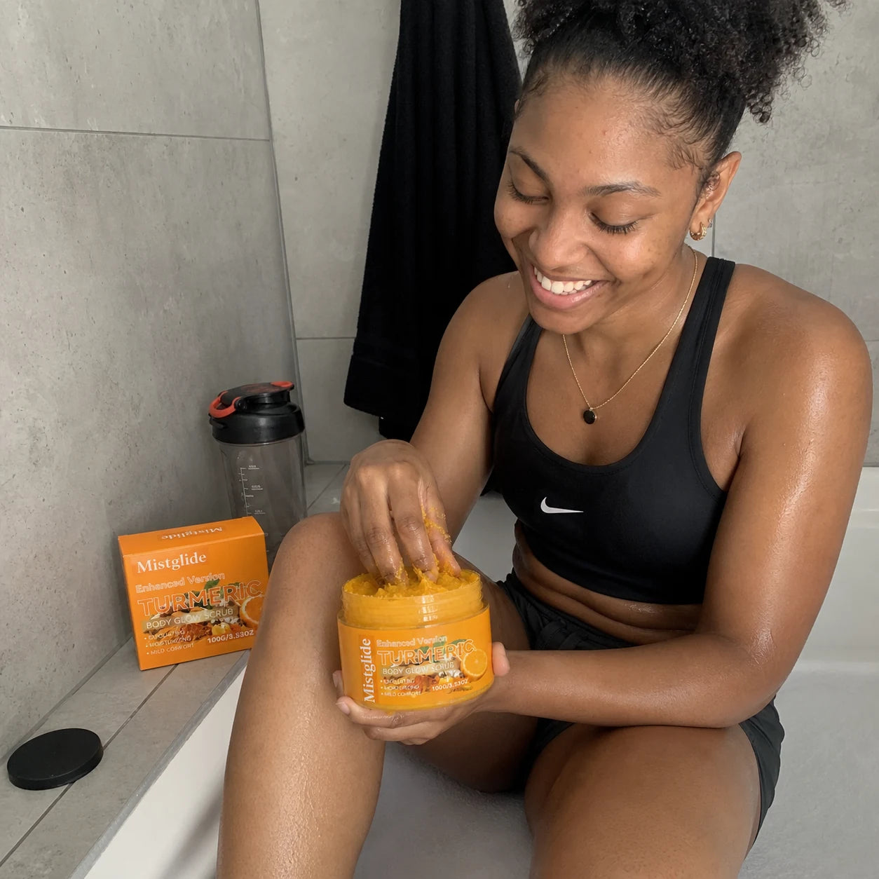 Cliente à La Réunion utilisant le gommage corps Turmeric Mistglide sur les jambes