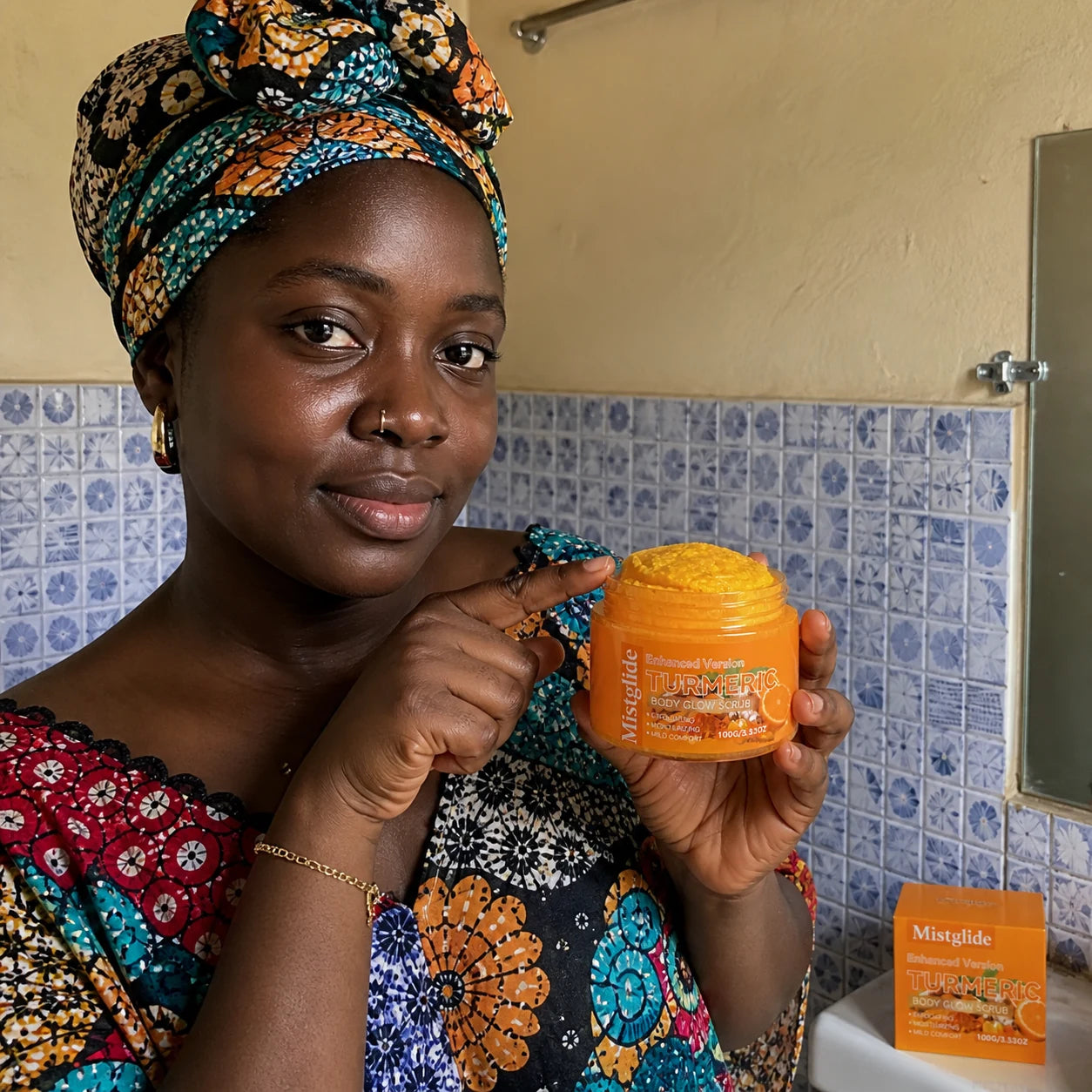Cliente à Mayotte montrant le gommage corps Turmeric Mistglide