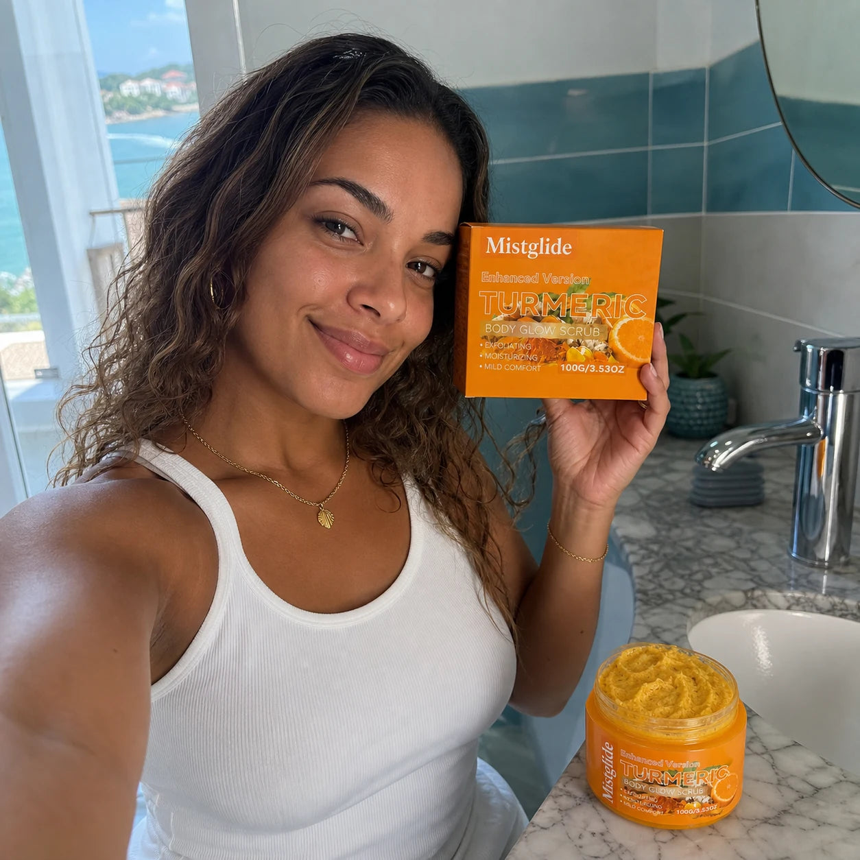 Cliente à Saint-Martin tenant la boîte du gommage corps Turmeric Mistglide