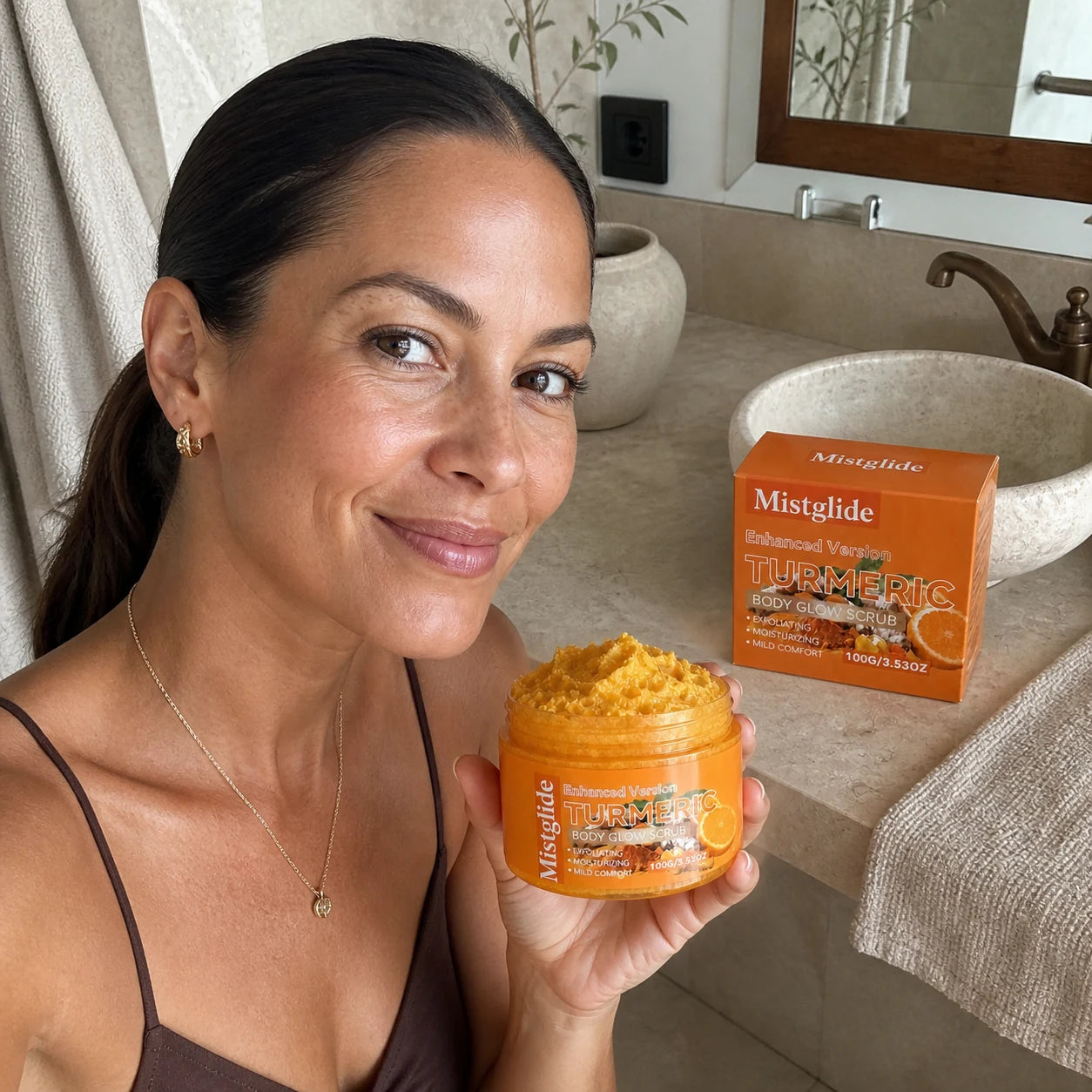 Cliente à Saint-Barthélemy tenant le gommage corps Turmeric Mistglide
