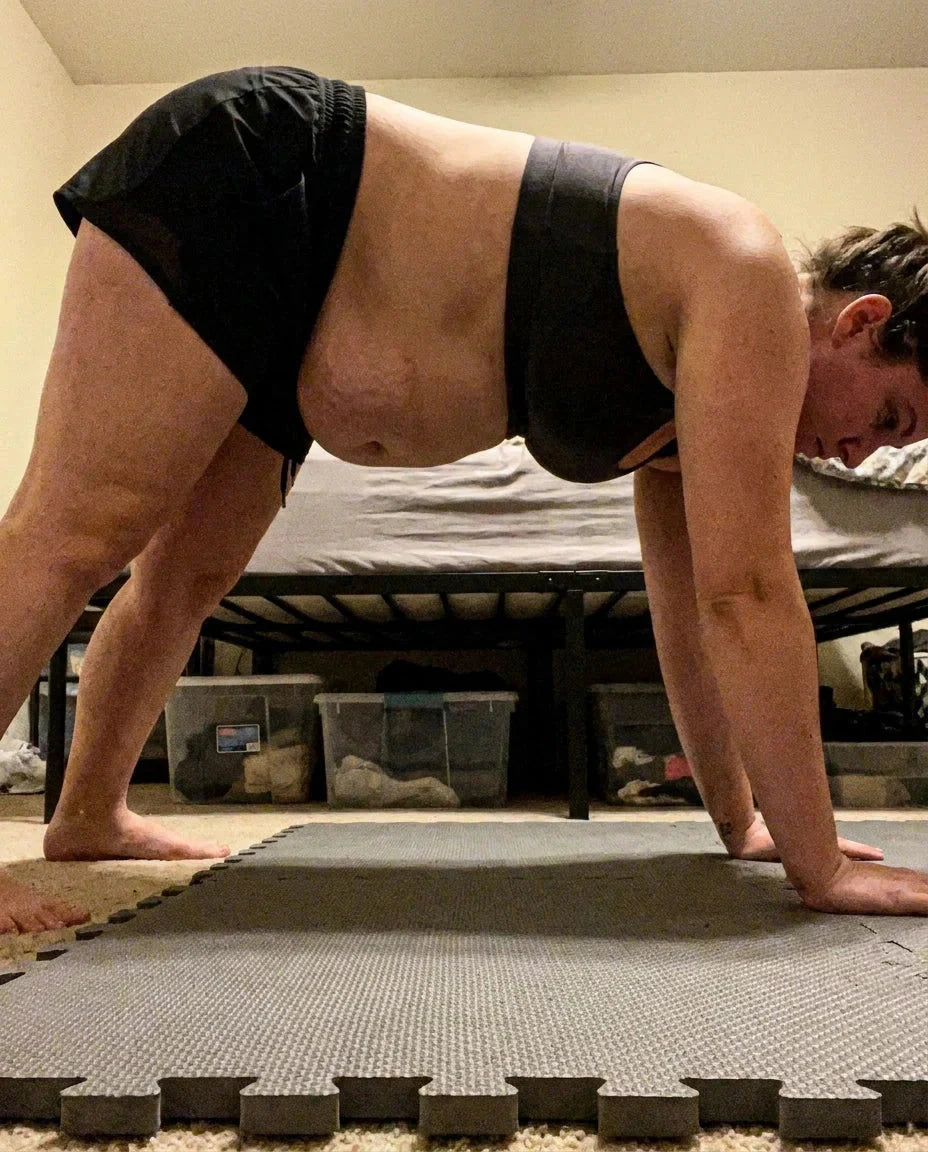 Femme faisant la planche avec le ventre qui forme une pointe